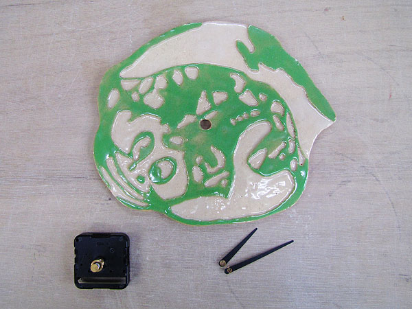 陶芸体験でオリジナルの時計の文字盤を作ってムーブメントを取り付けましょう。