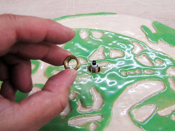 陶芸体験で手作りの文字盤が出来たら、次はムーブメントの取り付けです。
