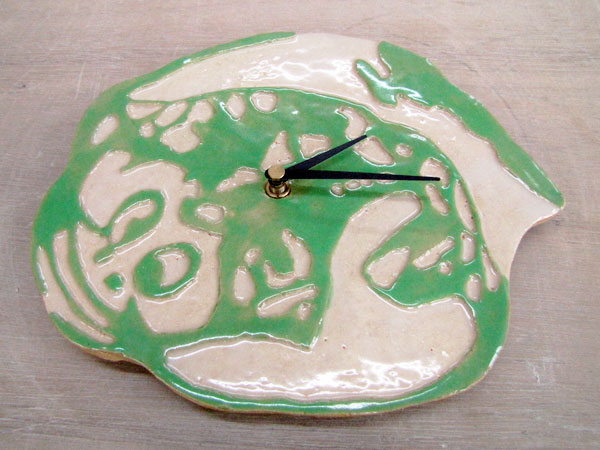 陶製の文字盤をご自分で作れる陶芸体験で、ムーブメントの取り付け方法のご説明です。