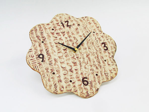 焼き物で作る文字盤の時計で、実用性の高い陶芸体験